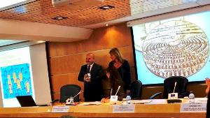 El presidente del CERMI, Luis Cayo Pérez Bueno, junto a Rosa Estarás, eurodiputada popular que propuso la candidatura del CERMI al Premio del Ciudadano Europeo