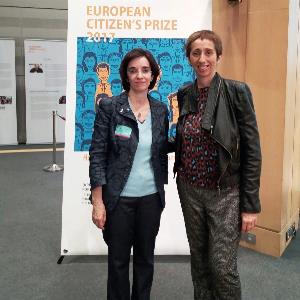 Concha Díaz, presidenta de la CNSE y Pilar Villarino, directora ejecutiva del CERMI, en la ceremonia de entrega del Premio del Ciudadano Europeo 2017