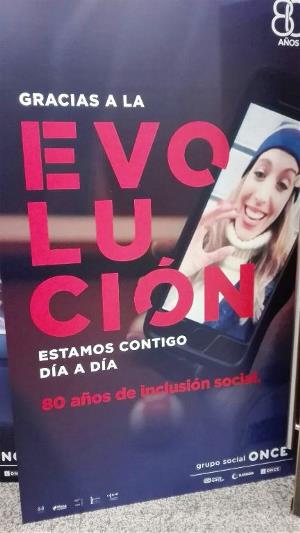 Uno de los carteles de la nueva campaña de publicidad institucional de Fundación ONCE, 'Evolución'
