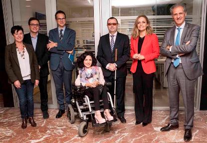 Foto de familia de la Mesa redonda con los Portavoces de la Comisión de Políticas Integrales sobre la Discapacidad del Senado