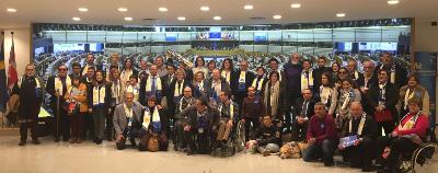 delegación de unas 60 personas del movimiento de la discapacidad española organizada en torno al CERMI