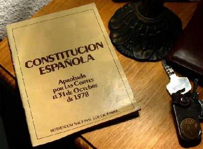 Una Constitución Española sobre una mesilla al lado de unas llaves (foto: Congreso)