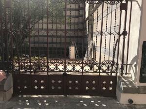 Nueva puerta lateral tras las obras de Patrimonio NAcional para dotar de plena accesibilidad al Panteón de Hombres Ilustres de Madrid