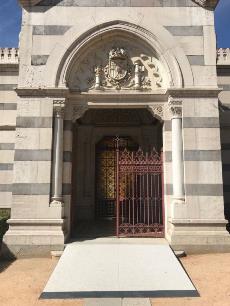 Rampa tras las obras de Patrimonio NAcional para dotar de plena accesibilidad al Panteón de Hombres Ilustres de Madrid
