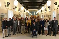 Foto de familia durante el acto en que la Federación Autismo Andalucía conmemoró su 25 aniversario y el Día Mundial de Concienciación sobre el Autismo 
