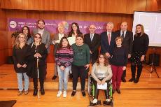 La vicepresidenta y consellera de Igualdad y Políticas Inclusivas, Mónica Oltra, presenta la traducción al braille del Pacto Valenciano contra la Violencia de Gènero y Machista