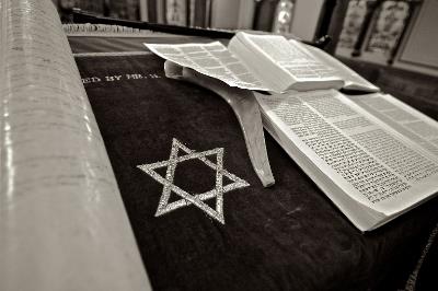 La estrella de Davis junto a un libro de lectura de la religión judía