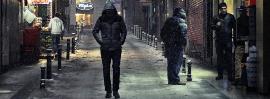 Imagen de una persona paseando sola por una ciudad en la noche
