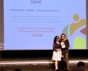 La secretaria general del CERMI Andalucía, Isabel Viruet, entregó el premio a Teresa Palahí, comisionada de CERMIS Autonómicos del CERMI Estatal