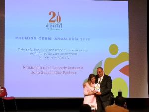 El presidente del CERMI Andalucía, José Manuel Porras, entregó el premio a la presidenta de la Junta de Andalucía, Susana Díaz