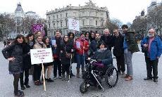Las mujeres con discapacidad participan en la manifestación del 8 de marzo