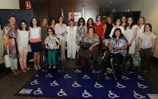 Mujeres con la secretaria de Estado de Servicios Sociales, Pilar Díaz.