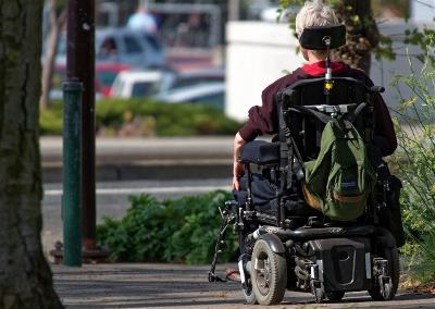 Una persona pasea en silla de ruedas eléctrica