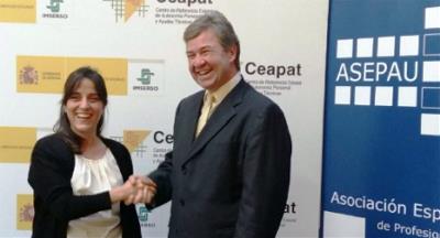 Ana López, presidenta de Asepau, junto a Miguel Ángel Valero, director del Ceapat
