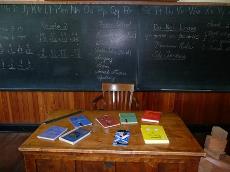 Mesa de profesor en un aula