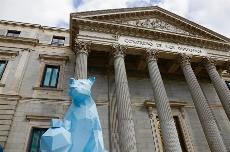El Congreso de los Diputados celebra el Día de la Niña con una leona en las puertas del edificio
