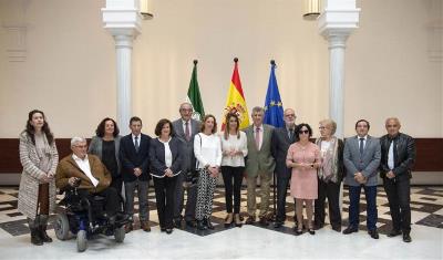 Susana Díaz, presidenta de la Junta de Andalucía, en foto de familia con representantes de CERMI Andalucía