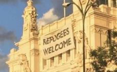 Cartel del Ayuntamiento de Madrid con la pancarta que da la bienvenida a los refugiados.