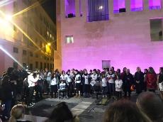 Imagen de mujeres y niñas con discapacidad concentradas por la noche en Murcia para protestar contra la falta de igualdad de oportunidades y la vulneración de derechos