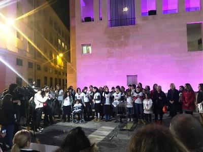 Imagen de mujeres y niñas con discapacidad concentradas por la noche en Murcia para protestar contra la falta de igualdad de oportunidades y la vulneración de derechos