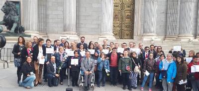 Foto de familia ante el Congreso cuando se logra por fin el voto para todas las personas con discapacidad
