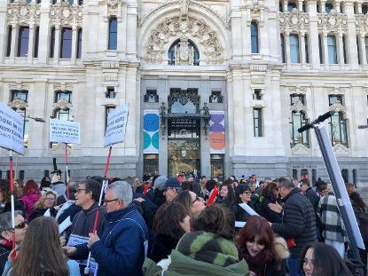 Imagen de la concentración en Madrid para protestar contra la invasión anárquica de patinetes y otros elementos de movilidad en las aceras