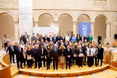 Foto de familia en el Parlamento de La Rioja con motivo de la celebración del 40 aniversario de la Constitución