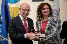 El Ministerio de Hacienda recibe el Premio cermi.es