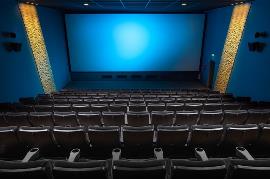 Butacas y pantalla de una sala cinematográfica.