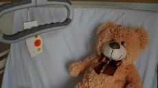 Muñeco de un mejor en cama de hospital