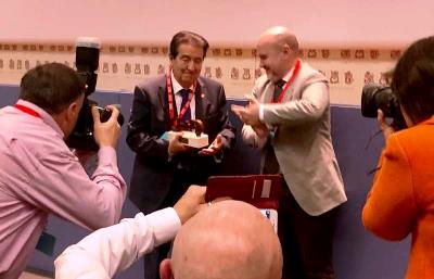 El presidente del CERMI, Luis Cayo Pérez Bueno, entrega el premio a Joan Planells
