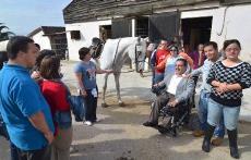 Una treintena de socios de la Fundación Síndrome de Down de Cantabria en una jornada de convivencia con caballos en el Centro Hípico Los Robles