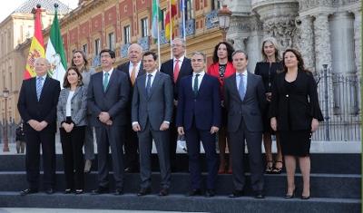 Foto de familia del Gobierno de la Junta de Andalucía