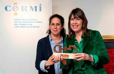 Mabel Lozano, directora, guionista y productora, recibe el premio cermi.es de manos de Ana Peláez, Ana Peláez, vicepresidenta ejecutiva de la Fundación CERMI Mujeres