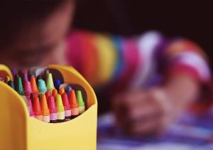 Lápices de colores sobre la mesa de un escolar que colorea