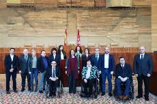 Foto de familia en el Parlamento de Madrid que celebra el XX aniversario de CERMI Madrid