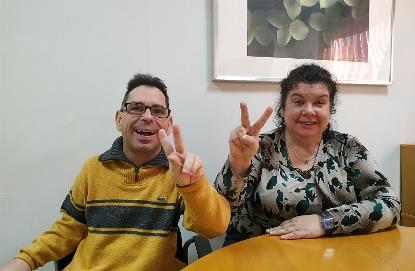Víctor y Olga votan por primera vez tras la reforma de la Loreg, hacen el signo de la victoria