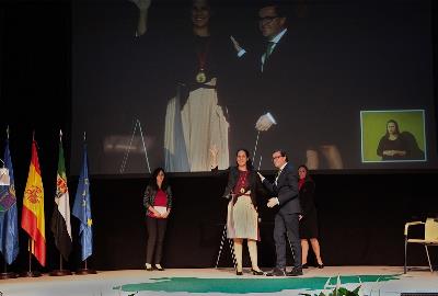 Ana Peláez recibe la medalla de oro de la provincia de Badajoz, imagen de la Diputación de Badajoz