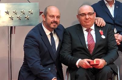 El presidente de CERMI Comunidad de Madrid, Óscar Moral, junto al presidente en funciones de la Comunidad de Madrid, Pedro Rollán, con la Medalla de Plata de la Comunidad de Madrid concedida al comité