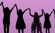 Mujeres y niñas con discapacidad dadas de la mano en señal de unión