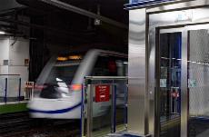 Imagen de un vagón de metro pasando por una estación con ascensor