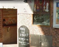 Fachada del pub Chaplins en Google Maps, en la que se anuncia el alquiler de una persona con enanismo.