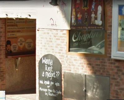 Fachada del pub Chaplins en Google Maps, en la que se anuncia el alquiler de una persona con enanismo.