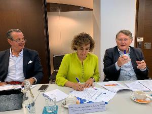 La cabeza de lista del PP al Parlamento Europeo, Dolors Montserrat, firma un documento del Foro Europeo de la Discapacidad