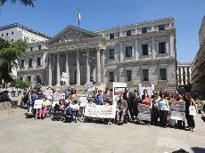 Personas con espina bífida exigen frente al Congreso la gratuidad de sus prótesis y medicinas