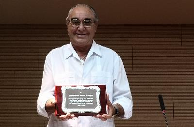 José Manuel Porras, ex presidente de CERMI Andalucía con una placa conmemorativa en agradecimiento por sus casi ocho años al frente del CERMI Andalucía