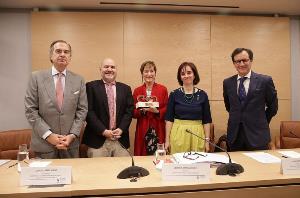 Foto de familia tras la entrega del Premio cermi.es al Consejo de la Abogacía Española