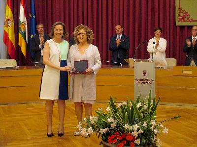 La presidenta de CERMI-La Rioja y Aspace-Rioja recibe la insignia de San Bernabé 2019