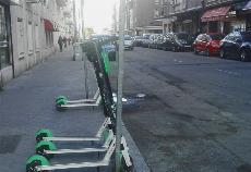 Patinetes aparcados en una acera de Madrid