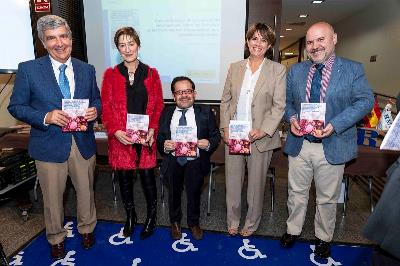 Foto de familia de la presentación en el CERMI de la ‘Guía de fácil uso de la Convención Internacional sobre los derechos de las personas con discapacidad para operadores jurídicos’